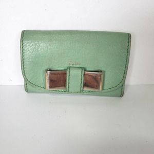 Chloe Logo Small Trifold Key Case Holder 6 Hooks Wallet Green Leather Logo Bow